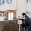 Cartel de "se vende" frente a una vivienda