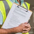 Persona revisando un checklist en una carpeta