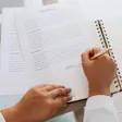 Manos firmando un contrato