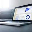 Portátil mostrando un panel de analítica con gráficos